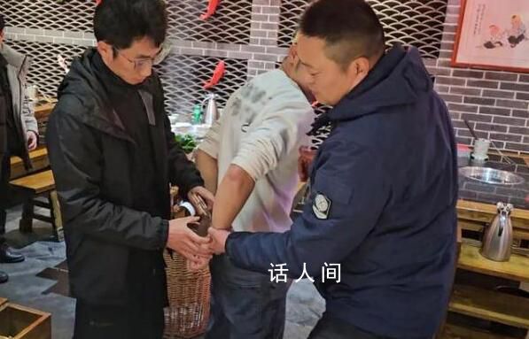 民警等菜時掃視一圈揪出倆逃犯 網友后臺紛紛點贊