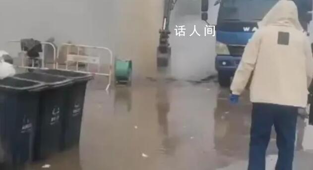 遼寧一暖氣管道破損水噴十多米高 周圍被蒸汽籠罩