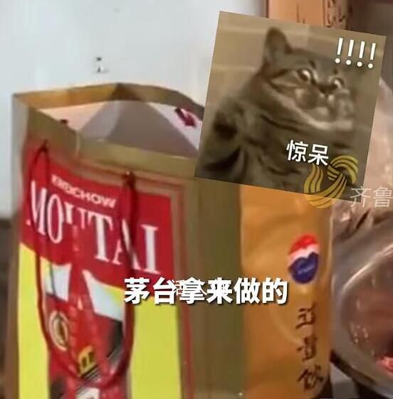 男子帶12瓶茅臺(tái)讓攤主灌107斤香腸 每年都來去年做了50斤