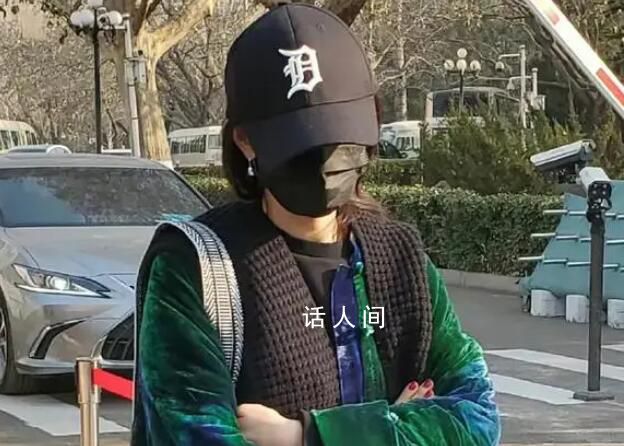 楊冪現身龍年央視春晚彩排 身穿一襲優雅的長裙披著時尚的披肩