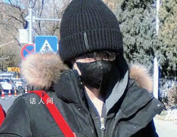 白敬亭央視春晚彩排 背著一個(gè)小巧可愛(ài)的紅色袋子