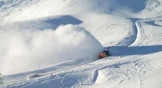 新疆雪崩積雪最深處超5米 阿勒泰山區部分路段因雪崩被掩埋