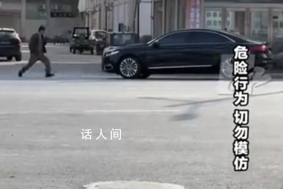 男子疑似碰瓷多次沖向高速行駛車輛 部分車輛險撞到該男子
