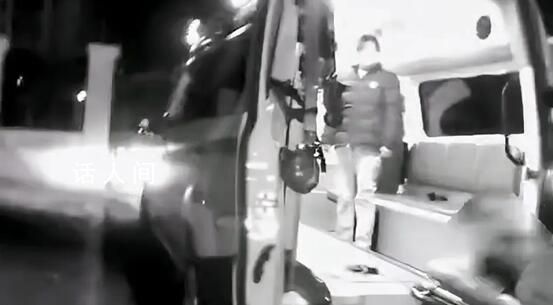 一女子與父對(duì)飲后醉臥樓道 民警趕到現(xiàn)場(chǎng)后聯(lián)系120和其家人