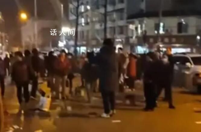 大媽跳廣場舞擾民小伙撒冥幣驅趕 她們已經換地方了