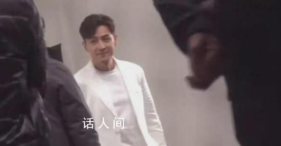 胡歌老婆產(chǎn)后復工陪其拍廣告 在片場的胡歌忙的不亦樂乎