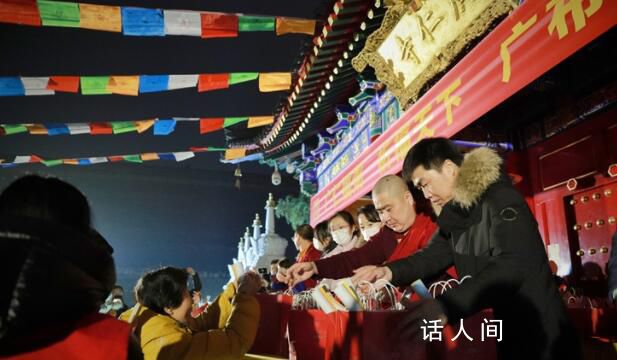 西安市民凌晨廣仁寺排隊領粥 排隊領粥的隊伍已經拐了幾道彎