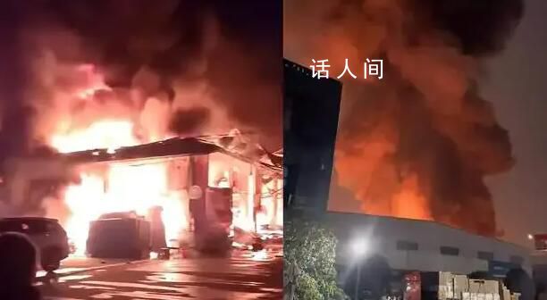 成都一汽配城起火 消防救援隊伍已趕往現場