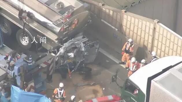 日本高速上一汽車被擠到約30厘米厚 一輛大卡車的司機被逮捕