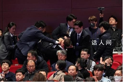議員與尹錫悅握手后被警衛捂嘴拖走 共同民主黨要求總統道歉