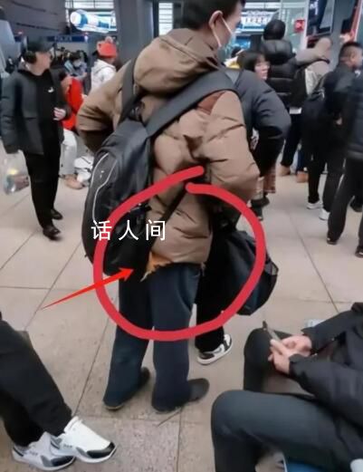 北大放假網(wǎng)友火車站偶遇韋神 行為舉止很接地氣