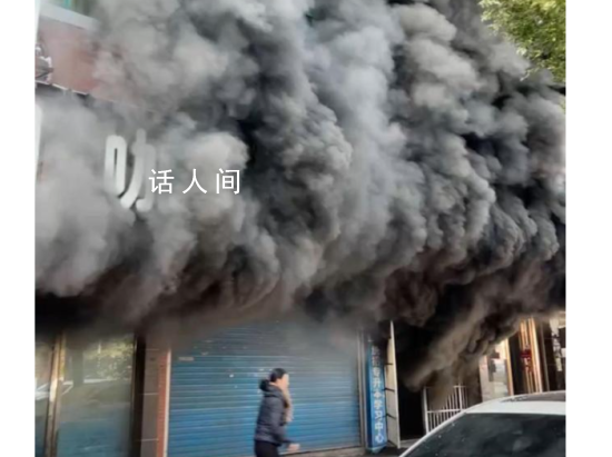 培訓(xùn)班有學(xué)生逃課買衣服避過火災(zāi) 哭著稱有同學(xué)在培訓(xùn)班里面