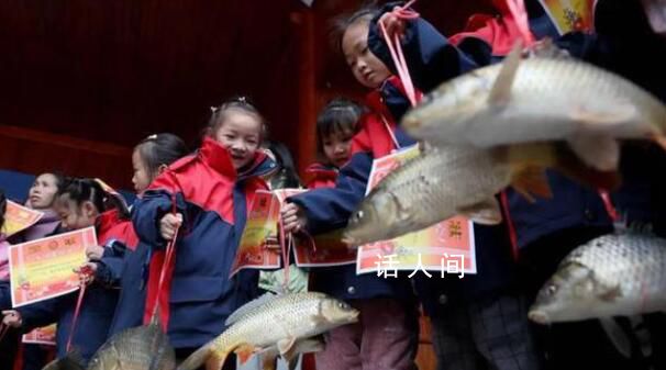 河南一小學(xué)給學(xué)生送魚當(dāng)獎(jiǎng)品 除送魚外還有甘蔗