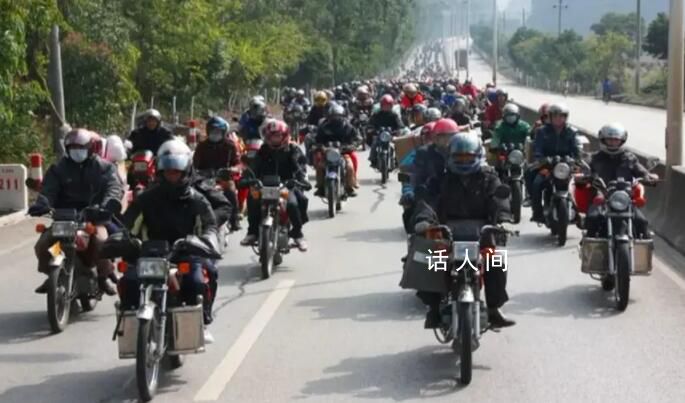 網友實拍摩托車大軍返鄉場景 騎手秩序井然排隊加油