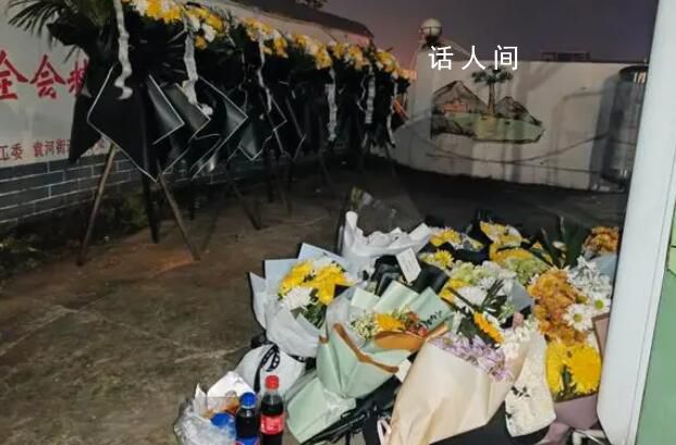 新余火災事故現場對面擺滿鮮花 市民自發前來悼念