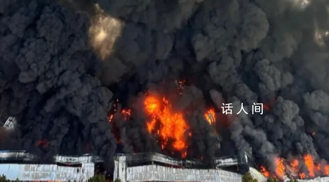 駐馬店一倉庫起火黑煙沖天 有多輛消防車在現場救援
