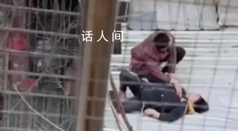 阿姨擦玻璃從5樓摔至1樓雨棚 拍攝者：人都摔懵了