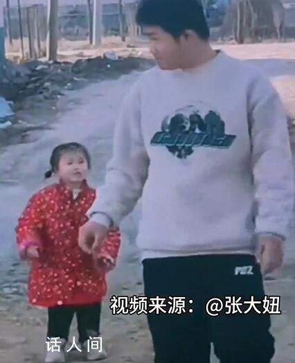 哥哥放煙花 點(diǎn)燃后拎起妹妹就跑