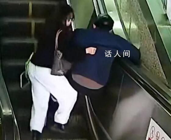 老人乘扶梯不慎摔倒 身后女子護住