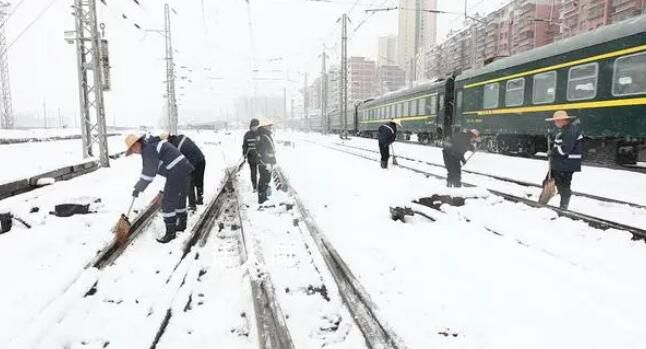 交通樞紐河南降雪量將異常之大 鄭州路邊已提前安排上除雪劑