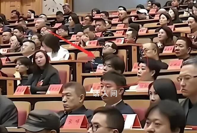 易烊千璽新聞聯(lián)播鏡頭 網(wǎng)友點(diǎn)贊佩服
