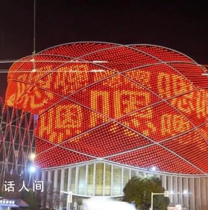 武漢多個商場大屏出現“嗯”字 吸引很多游客拍照打卡