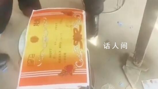 爺爺過年回家讓孫子們用獎狀換錢 開啟獎勵模式