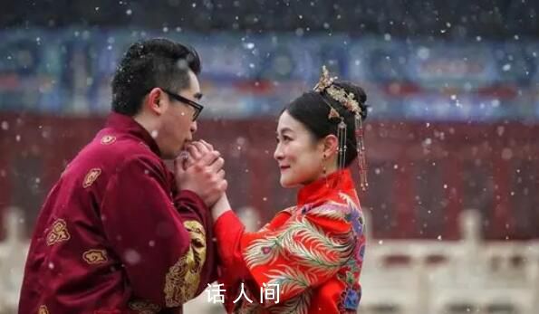 新郎在大雪中開(kāi)啟浪漫迎親 網(wǎng)友：寓意白頭偕老