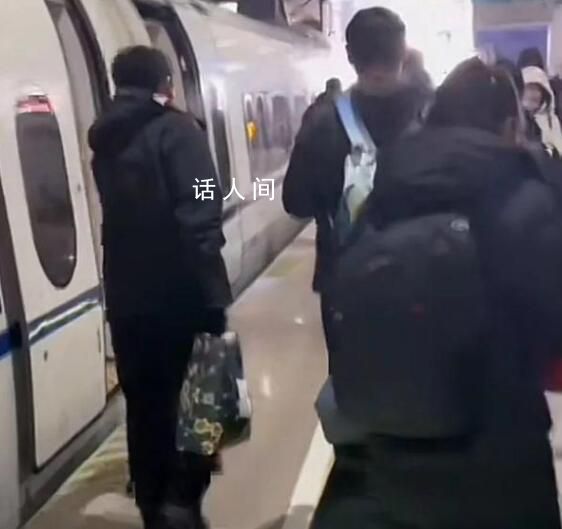 網(wǎng)曝G1265次列車(chē)100多人有票無(wú)座 在高鐵上站了約6個(gè)小時(shí)