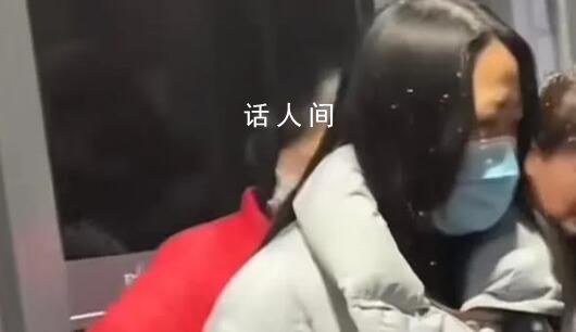 胖東來(lái)在門(mén)口給顧客身上掃雪 工作人員全程面帶微笑