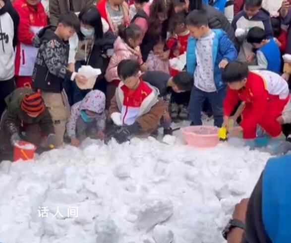 哈爾濱三卡車雪運抵廣州特教機構 將雪卸到地上供孩子們賞玩