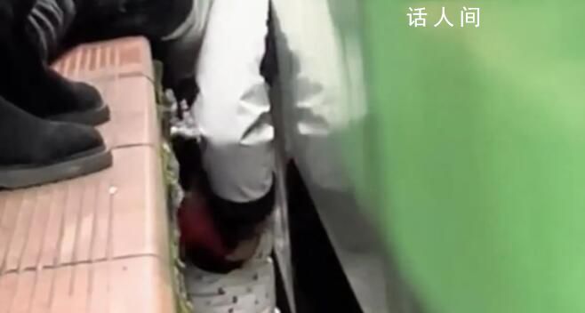 幼童墜入列車縫隙被乘客合力救起 多名熱心乘客參與施救