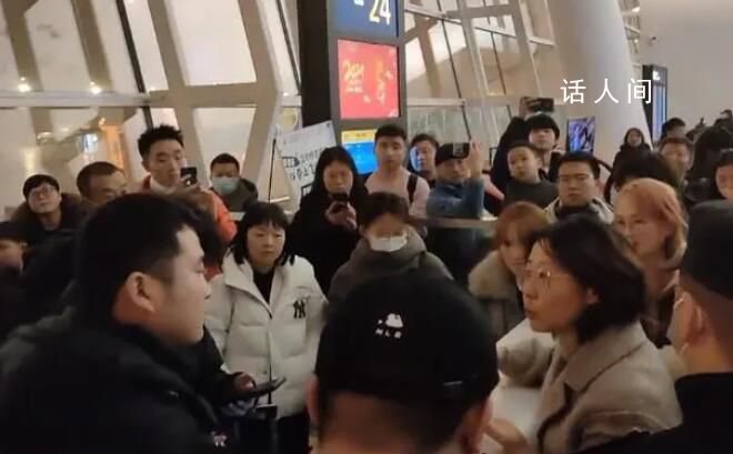 乘客在武漢天河機場被關飛機6小時 有乘客因呼吸困難撥打了120