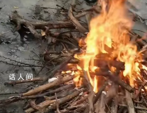 高速下雪封路司機們撿柴生火 聊起了家常