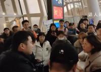 乘客在武漢天河機場被關飛機6小時 有乘客因呼吸困難撥打了120