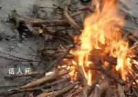 高速下雪封路司機們撿柴生火 聊起了家常