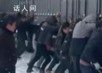 貨車因暴雪被困高速幾十人一起推車 當事人：看得我熱血沸騰