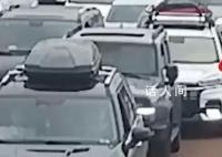 奔馳男砸車前被白車頂了一下 售票處正面完整監(jiān)控曝光