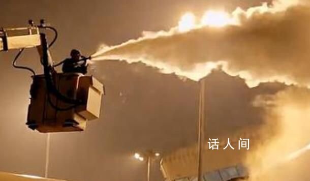武漢機場飛機挨個洗“熱水澡” 工作人員向機翼噴灑加熱后的除冰液