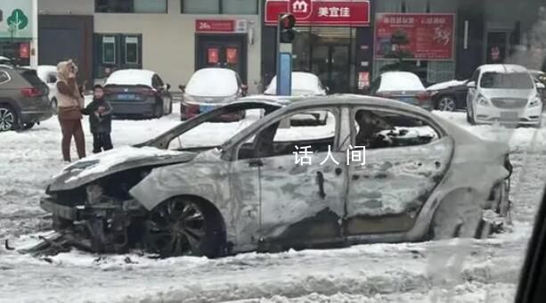 自駕回鄉遇大雪 有私家車被臨時拋棄
