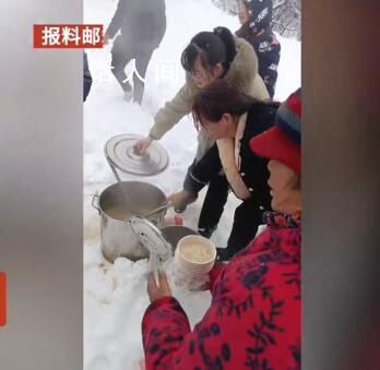 76歲奶奶冒雪給滯留司機送熱湯 冒雪步行20分鐘