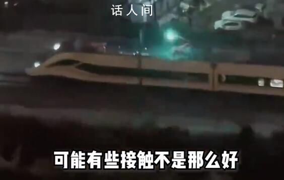 降雪凍雨下列車車頂一路火花帶閃電 回應：拉弧現象屬重點監控