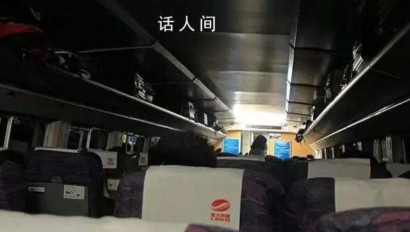 漢口站乘客因惡劣天氣滯留10小時 列車停車時斷電車內(nèi)只有應(yīng)急照明