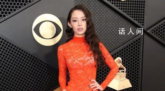 郎朗妻子吉娜亮相格萊美紅毯 蕾絲裹身裙搭配大波浪發(fā)型美麗驚艷