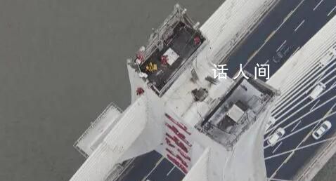 工人從長江大橋橋頂釋放鐵環除冰 冰溜子在萌芽階段就被消除