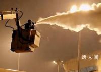 武漢機場飛機挨個洗“熱水澡” 工作人員向機翼噴灑加熱后的除冰液