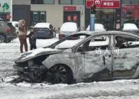 自駕回鄉遇大雪 有私家車被臨時拋棄