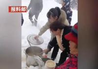 76歲奶奶冒雪給滯留司機送熱湯 冒雪步行20分鐘