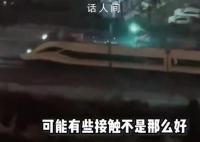降雪凍雨下列車車頂一路火花帶閃電 回應：拉弧現象屬重點監控