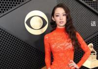 郎朗妻子吉娜亮相格萊美紅毯 蕾絲裹身裙搭配大波浪發型美麗驚艷